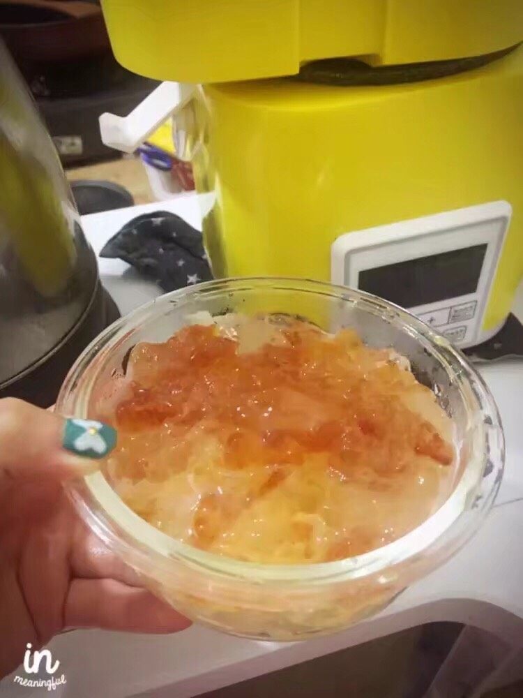 DIy雪燕桃胶羹,泡发好的雪燕 桃胶银耳 皂角 放入锅内 加入1000m l矿泉<a style='color:red;display:inline-block;' href='/shicai/ 156925'>水</a>炖20分钟