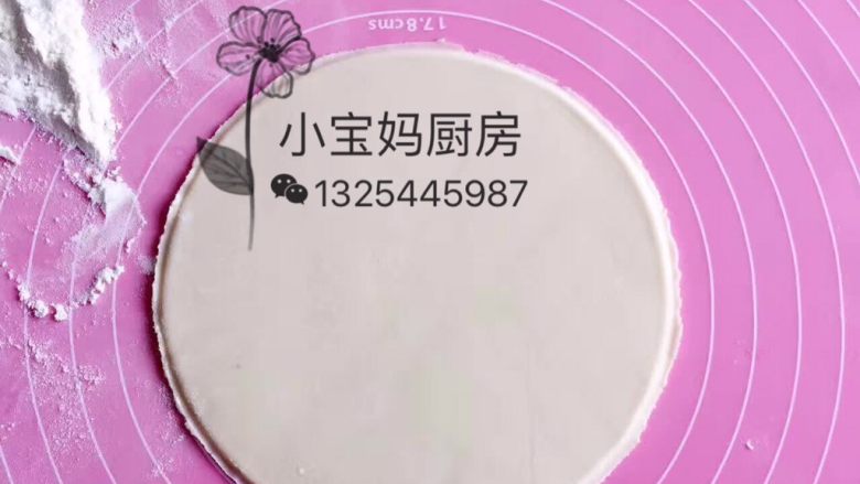 肯德基“鸡肉卷”,用温水加适量面粉和面，揉成软硬适中的面团（保鲜膜醒30分钟）