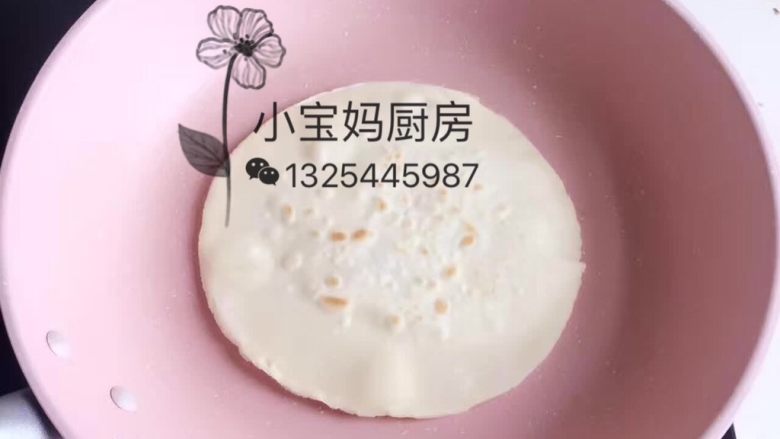 肯德基“鸡肉卷”,醒好的面团揪成小块，压扁刷一点油，再用另一个压扁的面团盖上，擀成薄饼，放入平底锅（不加油）小火烙至两面变色即可，烙好的饼要用布盖上防止变硬