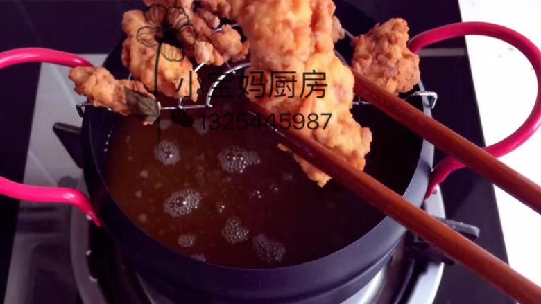肯德基“鸡肉卷”,腌制好的鸡条裹上一层面糊，再裹一层干面粉，放入油锅炸至金黄色后沥干油