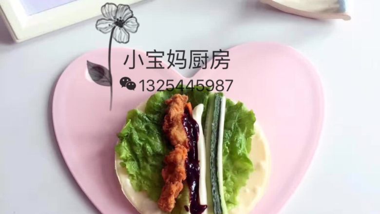 肯德基“鸡肉卷”,准备好的所有食材放到饼上，抹上沙拉酱和甜面酱，卷起来即可。