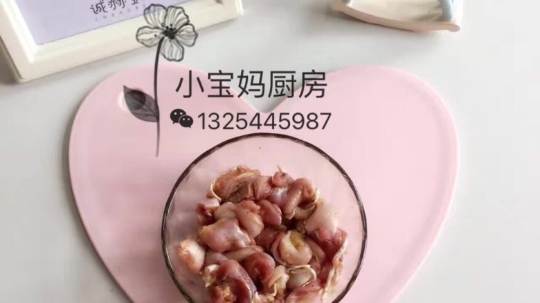 肯德基“鸡肉卷”,
在小碗中加盐、糖，黑胡椒粉，适量面粉，淀粉，水和鸡蛋调成面糊、鸡腿肉去皮去骨切条，加入黑胡椒粉，料酒，盐搅拌均匀（腌制20分钟）