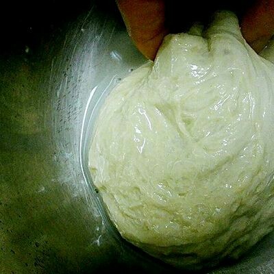 彩色凉皮,洗面中,洗到水逐渐变清水,差不多洗四,五次就干净了,反复搓洗。