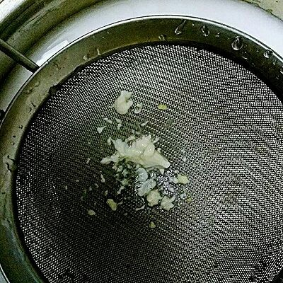 彩色凉皮,全部弄好,准备一个大盆,过滤下,放冰箱沉淀一个晚上。