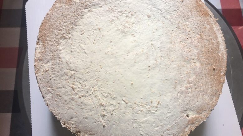 小花裙蛋糕,350g奶油是有剩的,将剩下的奶油简单抹面补漏……然后把蛋糕放冰箱冷藏(我是分2次抹面的,第一次简单抹面为了防止抹面过程中蛋糕的皮屑影响抹面的完美)这是第一次抹面补漏