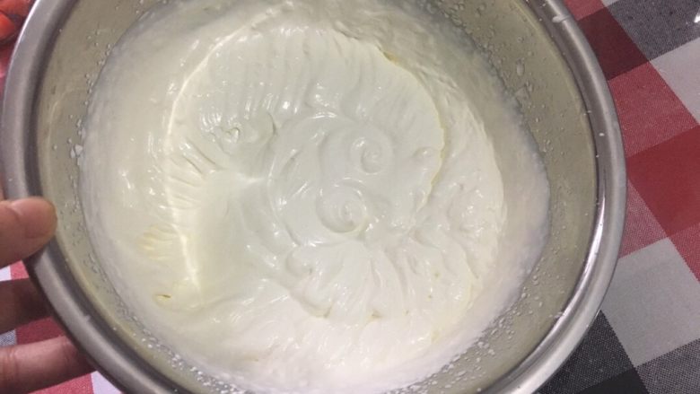 小花裙蛋糕,150g淡奶油加入细砂糖打发至7分发,进行抹面