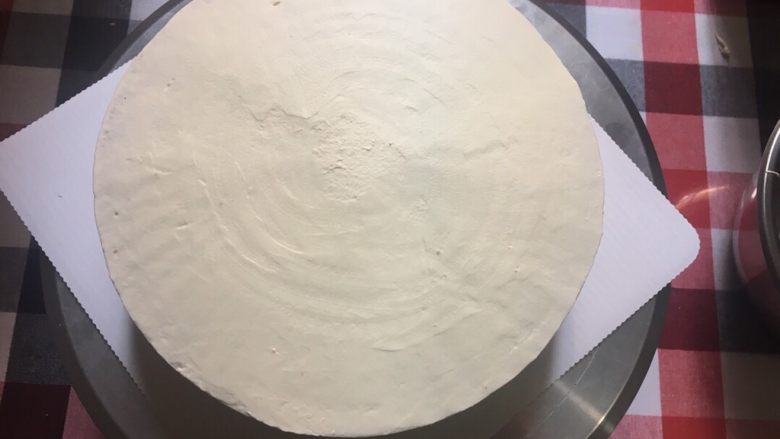 小花裙蛋糕,第二次抹面,然后用软刮刀修整漂亮,然后放冰箱冷藏