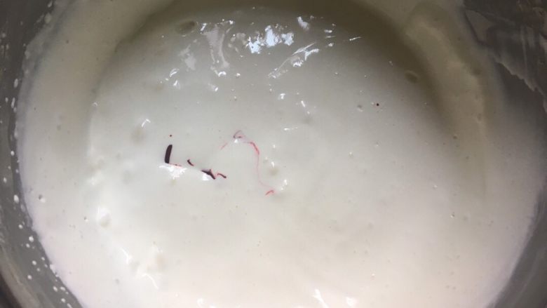 小花裙蛋糕,250g淡奶油打发,打发至6分发时,加入红色色素