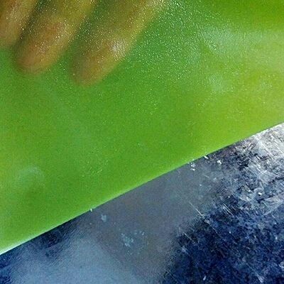 彩色凉皮,倒入一勺面糊糊放入热锅中蒸,大概四五分钟面皮鼓起来就可以了,取出放入凉水里凉了,再把面皮揭起来,还比较劲道,两个工具轮流操作,( 浆糊的量决定厚薄,喜欢厚的多点,喜欢薄的少点),这张是薄的,孩子吃