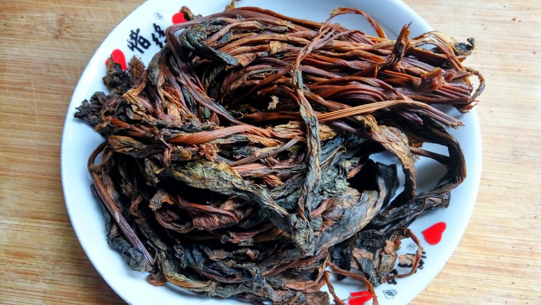 豆豉酸菜炒苦瓜,<a style='color:red;display:inline-block;' href='/shicai/ 83491'>干酸菜</a>。凤尾菜,洗净,晒干,烘焙后,复晒。制成的一张干菜。开酸辣汤,做扣肉,做配菜佐味,适用性非常广泛,是湖南农村的特产。有点类似于江浙产的梅干菜,只是没有盐。所以没有<a style='color:red;display:inline-block;' href='/shicai/ 83491'>干酸菜</a>的时,也可用梅干菜代替。