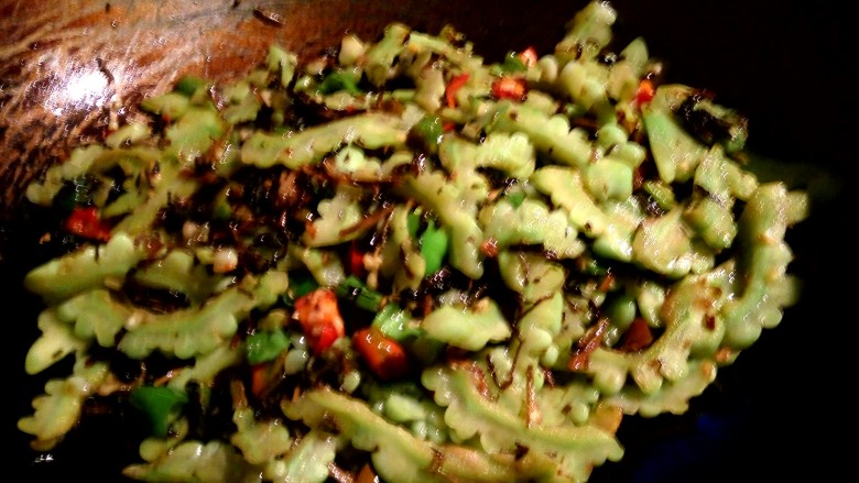 豆豉酸菜炒苦瓜,苦瓜下锅后不宜久炒,苦瓜其实很容易熟的。炒久了口感就不脆了。