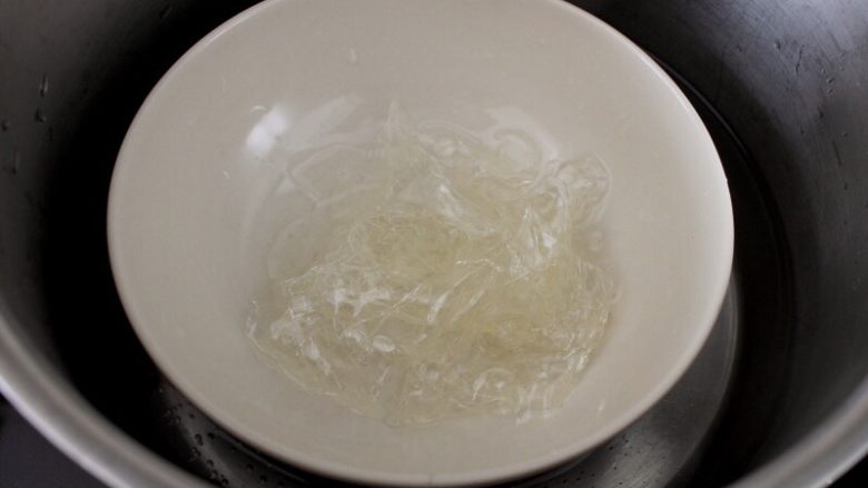 奥利奥夹心牛油果冰淇淋口味雪媚娘,10吉利丁片3克在冷水中泡软后,取出沥干水分,然后隔水加热融化。