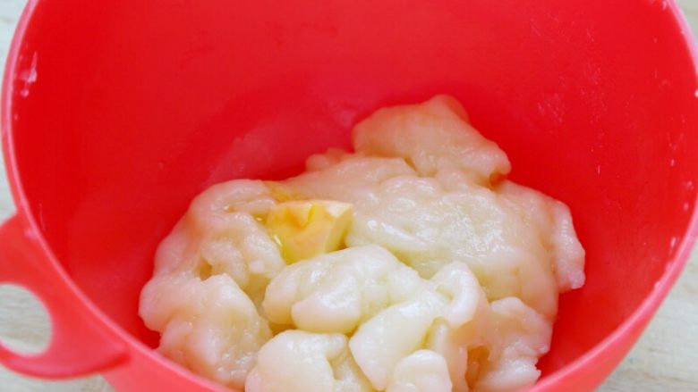 奥利奥夹心牛油果冰淇淋口味雪媚娘,4.最后出炉后,趁热再加入10克黄油。