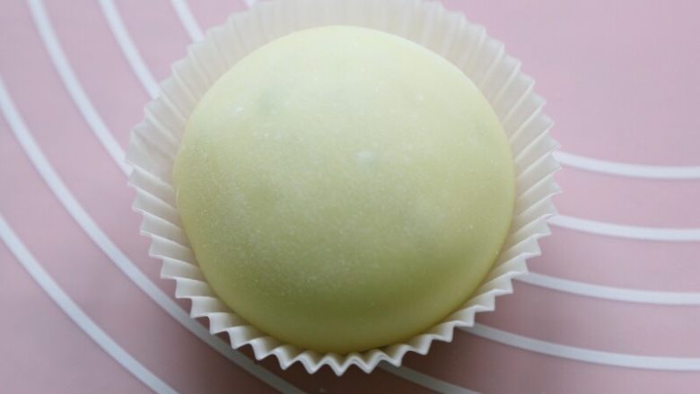 奥利奥夹心牛油果冰淇淋口味雪媚娘,19.接头处抹些手粉,朝下放进马芬模中,然后依次做好全部。