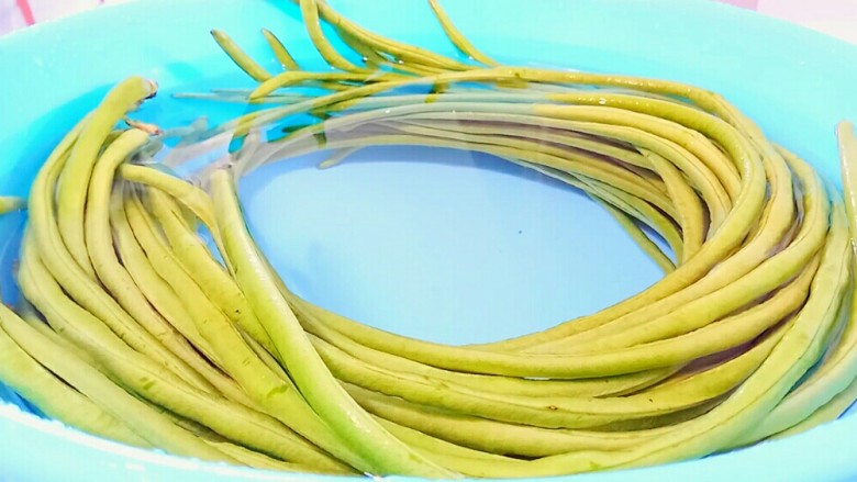 自制酸豆角,洗干净后,水里加3g盐,用盐水泡10分钟。