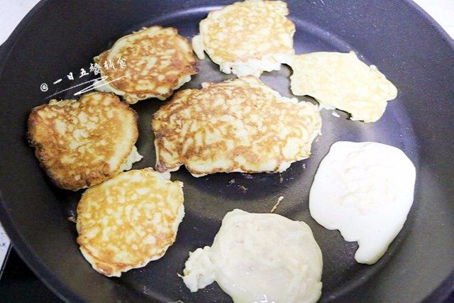 香甜苹果松饼, 加油或者不加油都可以。用勺子挖苹果糊,一勺一个小饼,小火煎饼,可以推动饼即可翻面。