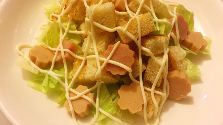 焦香面包小丁,用挤酱瓶挤上沙拉酱(或酱汁);