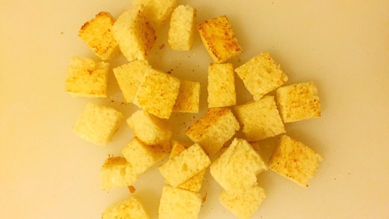 焦香面包小丁,用烤箱烤出焦香味道,也可用煎锅小火煎香;