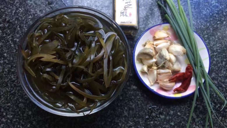 凉拌海带丝,准备食材,<a style='color:red;display:inline-block;' href='/shicai/ 4872'>海带丝</a>清洗浸泡会