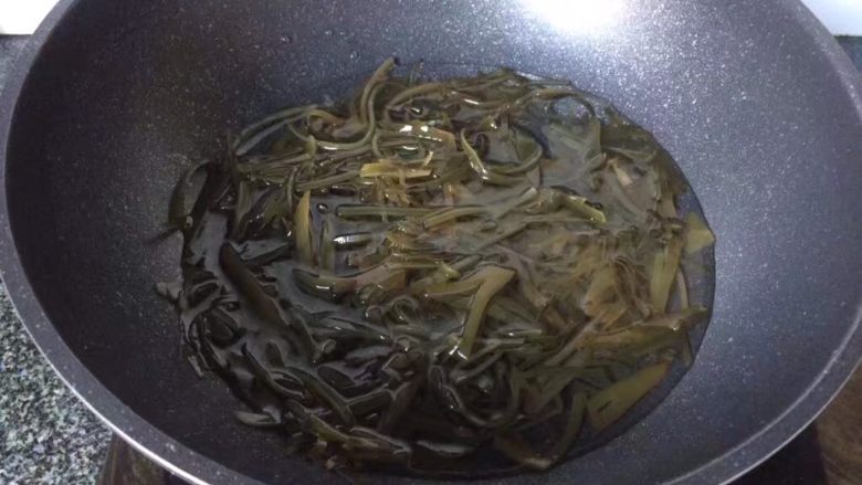 凉拌海带丝,锅中烧水,加入海带