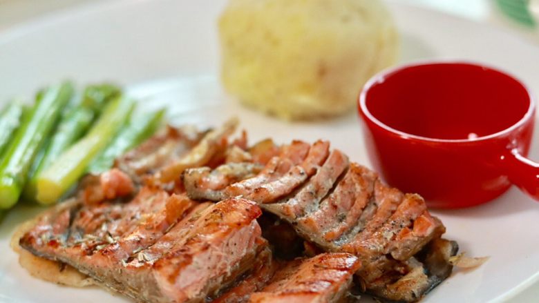 香煎柠檬三文鱼&酸奶土豆泥
娃娃健身餐,等芦笋变软,盛出装盘,配上煎好的三文鱼和土豆泥,再配一小份柠檬汁,丰盛而美味的健身餐就做好了,开吃。