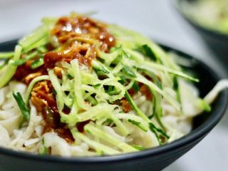 青椒鸡蛋酱&凉拌手擀面
清凉一夏天