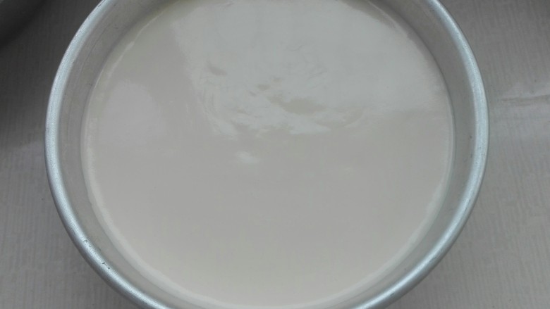 木糖醇蛋糕,倒入模具中,震出大气泡