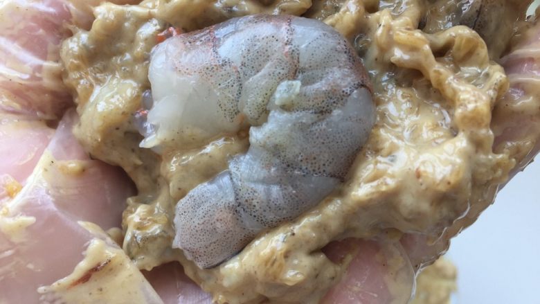 至珍全虾堡,将虾肉泥平均分为四份,取一份包住一只整虾