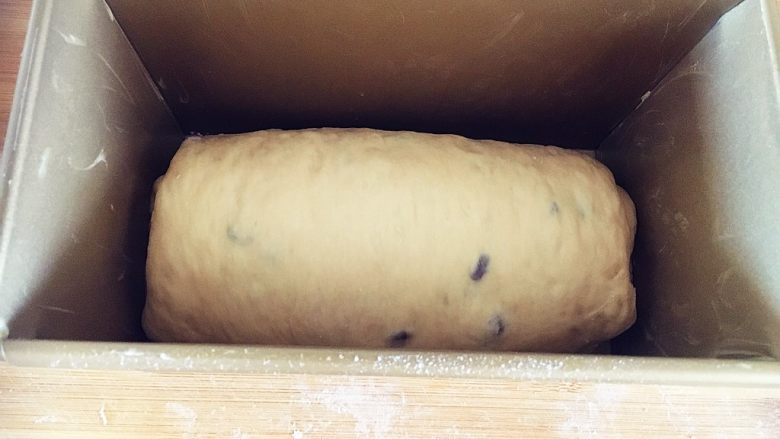 红豆吐司,放入吐司模中再次发酵,表面盖湿布。