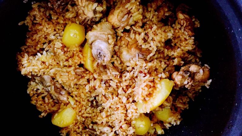 土豆鸡块焖饭,时间到,土豆鸡块焖饭煮熟喽……