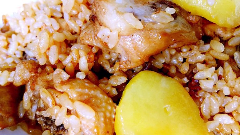 土豆鸡块焖饭,瞧,是不是很有食欲,颗颗米粒饱满,土豆软糯,入口都是满满的鸡肉鲜香。