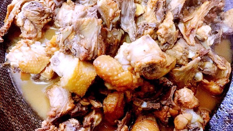 土豆鸡块焖饭,<a style='color:red;display:inline-block;' href='/shicai/ 94'>鸡肉</a>洗净切块后放入开水中汆一下,捞起沥干水分。另起一锅放少量油,下<a style='color:red;display:inline-block;' href='/shicai/ 2800'>生姜</a>,鸡块翻炒片刻。