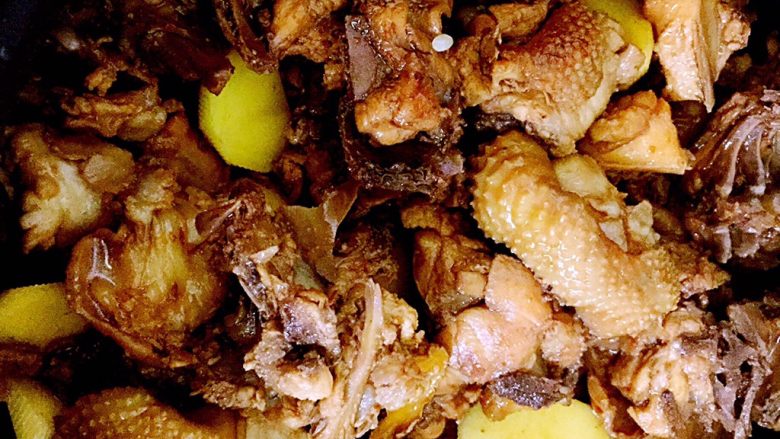 土豆鸡块焖饭,再倒上鸡块。