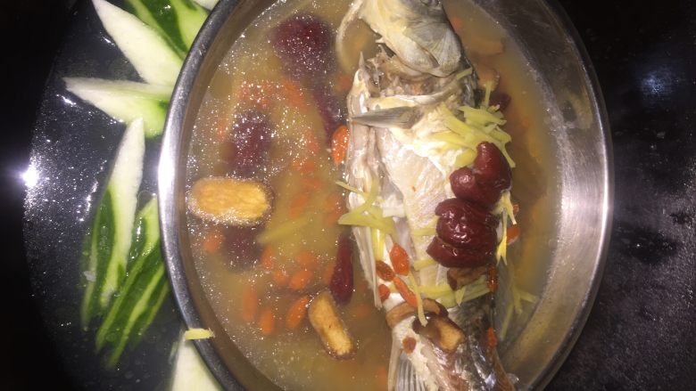鲫鱼瘦肉,放到锅里蒸(最好是同时打个汤家人自己喝、这样不会浪费煤气)这就可以同时弄两道菜了