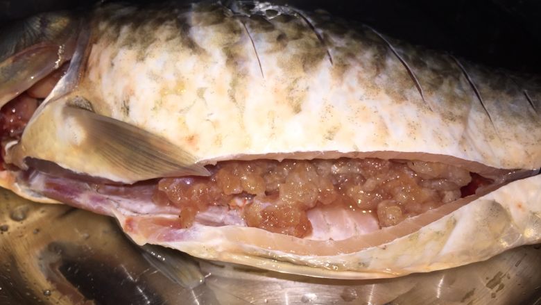 鲫鱼瘦肉,把瘦肉塞进鱼肚子里