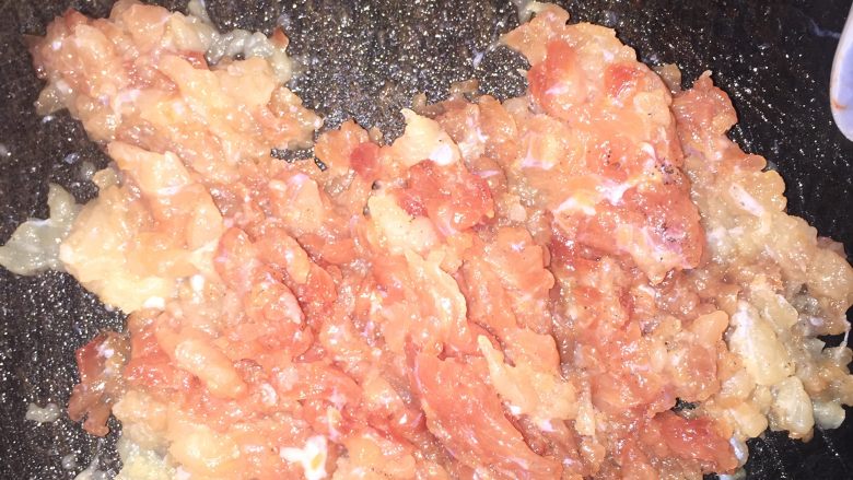 鲫鱼瘦肉,<a style='color:red;display:inline-block;' href='/shicai/ 429'>瘦肉</a>剁碎放盐调味(不要太多盐一点点就好了等下还要放盐的要均匀)