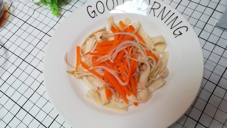 宝宝版油泼面,将胡萝卜,豆芽摆在面条上