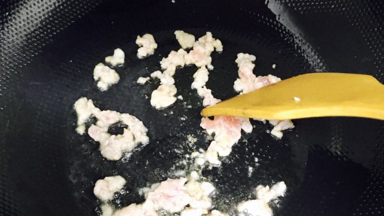 碎肉鸡蛋饼,锅里加入足够煎蛋的花生油后,放入碎肉翻炒,加一点<a style='color:red;display:inline-block;' href='/shicai/ 692'>酱油</a>,真的只需要一些,因为蛋液已经放盐了