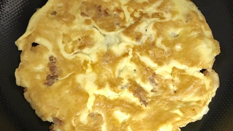 碎肉鸡蛋饼,感觉煎着的那一面可以了,就用铲子和筷子,把蛋饼翻过来,你看,多圆润,哈哈