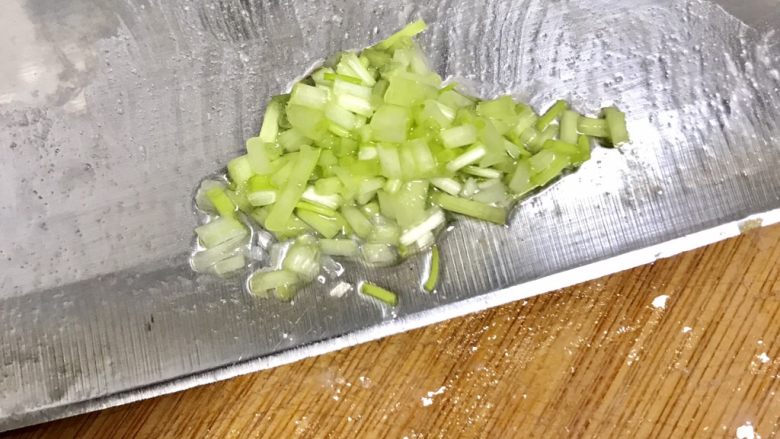 碎肉鸡蛋饼,葱花切碎,备用