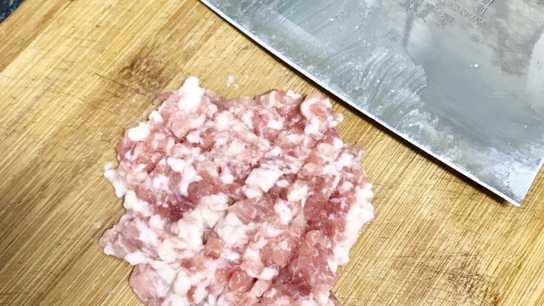 碎肉鸡蛋饼,腌制好的猪肉,直接剁碎成碎肉,不用剁得很碎,不然就成肉沫而不是碎肉了