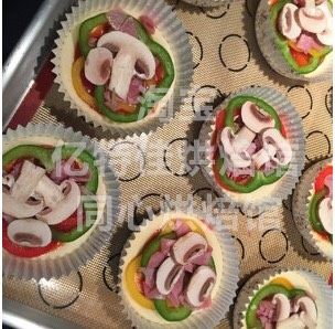 自制迷你披萨,放上两片蘑菇片