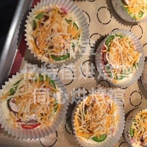 自制迷你披萨,撒上一层马苏里拉