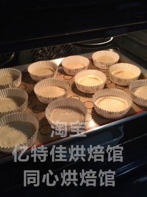 自制迷你披萨,放在烤箱里，在里面放一盘热水提高温度湿度