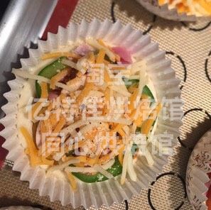 自制迷你披萨,再撒一点黑胡椒粉和cheese粉