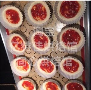 自制迷你披萨,体积变大后再放一勺披萨酱，用汤勺抹平