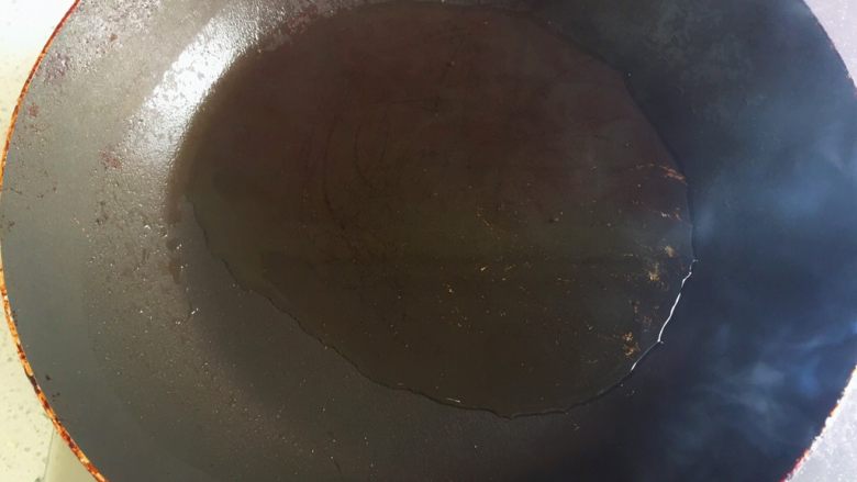 泰式椒麻鸡,这时肉也腌制好了,热油准备下锅