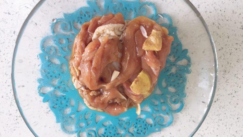泰式椒麻鸡,用手抓腌,一定要均匀以便去掉鸡肉的腥味和入调料的味道。放在一边腌制二十分钟,这个时候我们来准备酱汁料。