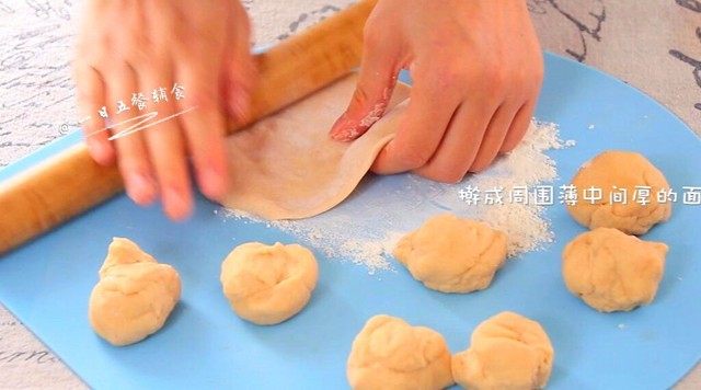 番茄鸡蛋馅饼,把面团分为8个均匀的小剂子,擀成周围薄中间厚的面皮。
🌻小贴士:擀的时候感觉有点粘手,撒点手粉。