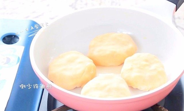 番茄鸡蛋馅饼,倒少许油煎,中小火,一面定型后,翻面,煎另一面。